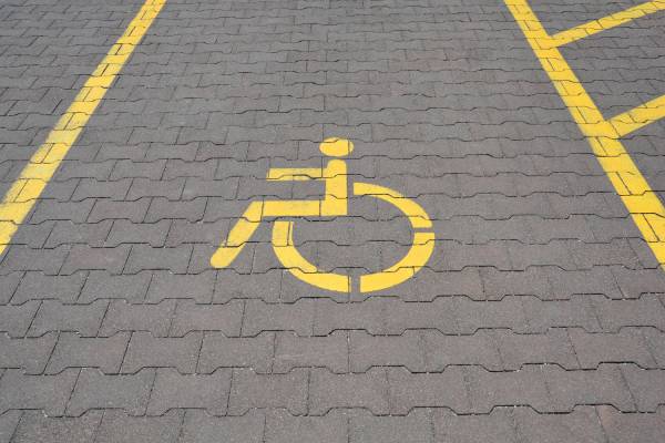 Parking mesto za invalide ispred zgrade