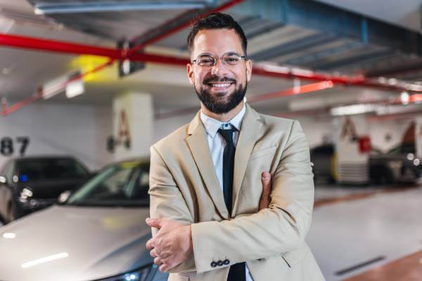 Upravnik zgrade proverava stanje garaže i koordinira održavanje